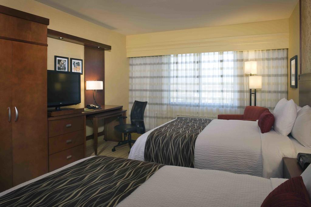 คอร์ตยาร์ด เมาอี คาฮาลูอี แอร์พอร์ต Hotel คาฮูลุย ภายนอก รูปภาพ